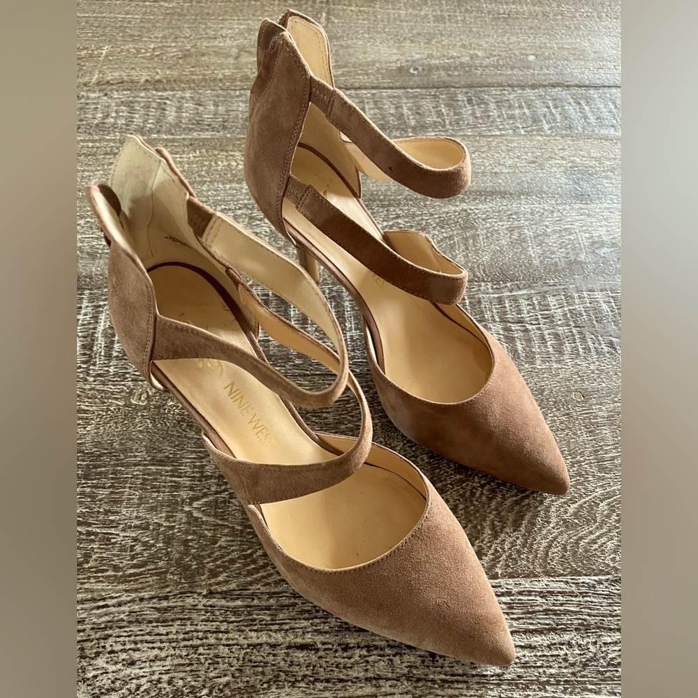 Nine West heels with back zipper in faux suede. Back zipper. Size 9.